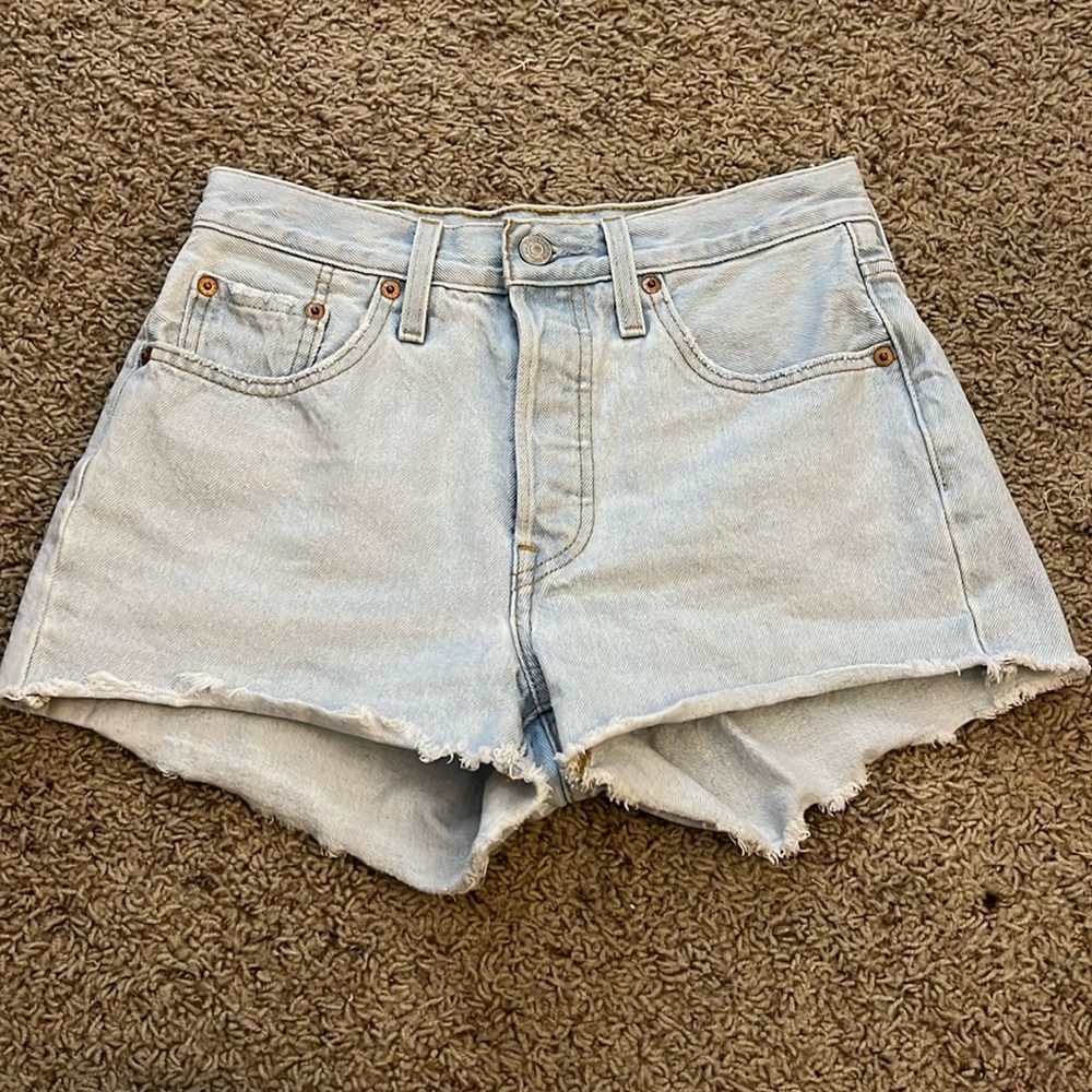 Levi’s 501 shorts (light wash)
